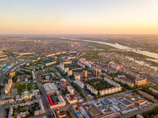 Rusia, Omsk. Panorama de la ciudad al atardecer. Fotografía aérea —  Fotos de Stock