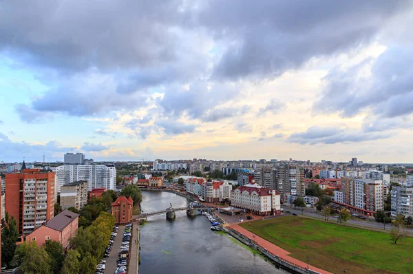 Cloudy weather in Kaliningrad. River Pregolya, Embankment of the — Stock Photo, Image