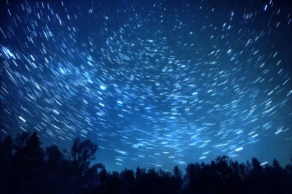 Il cielo stellato ruota intorno alla stella polare. Lasciare tracce nella f — Foto Stock