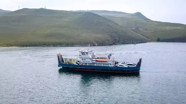 Russland, olkhon - 27. juli 2018: festmachen der fähre sperma batagayev. Baikalsee. Fähre zur Insel Olchon. von der Seite der Insel., von der Drohne — Stockfoto