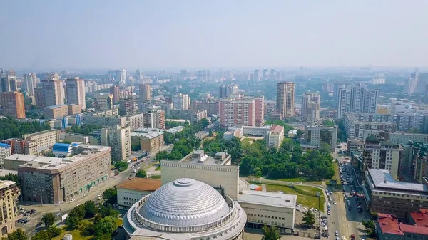 Rusia, Novosibirsk - 19 de julio de 2018: Panorama de la ciudad desde arriba, Desde Dron —  Fotos de Stock