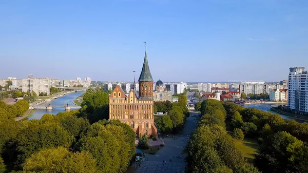 Torre del reloj. Catedral de Kaliningrado en la isla de Kant. Rusia, Kaliningrado, Desde el dron —  Fotos de Stock
