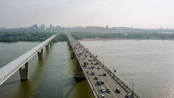 Metro-bron och gemensamt bron. Panorama över den staden Novosibirsk. Visa på floden Ob. Ryssland, från Dron — Stockfoto