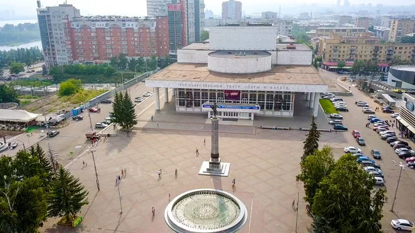 Rusko, Krasnojarsk - 22. července 2018: Sloupec Apollo. Krasnojarsk státní opery a baletu divadla. Divadelní náměstí, od Dron — Stock fotografie