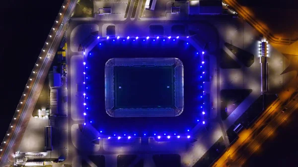 Rusia, Kaliningrado - 20 de septiembre de 2018: Estadio aéreo nocturno de Kaliningrado - estadio de fútbol en Kaliningrado, construido en 2018 para los partidos de la Copa Mundial de Fútbol 2018, Desde Drone, HEAD OVER SHOT —  Fotos de Stock