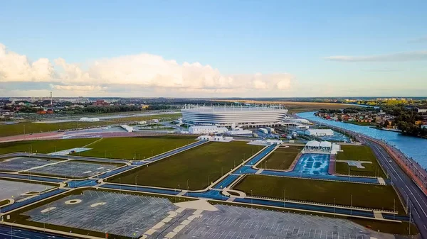 Flygfoto i solnedgången. Stadium Kaliningrad - fotbollsstadion i Kaliningrad, byggt 2018 för matcherna i fotbolls-VM 2018 — Stockfoto