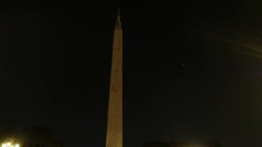 Aksaklık etkisi. Piazza del Popolo. Mısır dikilitaş. Rome, İtalya - 18 Şubat 2015: 36 metre Dikilitaş, Ramses II öven. Video. UltraHD (4k)