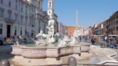 Aksaklık etkisi. Neptün Çeşmesi. Piazza Navona, Roma, İtalya - 18 Şubat 2015: Kare XVII yüzyıl Barok tarzında inşa edilmiştir. Video. UltraHD (4k)