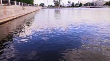 Aksaklık etkisi. Ekaterinburg, panoramik sahil, Rusya. Video