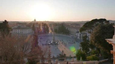 Aksaklık etkisi. Piazza del Popolo adlı günbatımı. Panorama. Roma, İtalya. Video. UltraHD (4k)