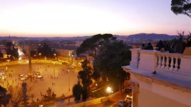 Aksaklık etkisi. İnsanlar bölgeye bak. Piazza del Popolo, Rome, İtalya - 18 Şubat 2015: 1811-22 yıl içinde mevcut haliyle tasarlanmış. Giuseppe Valadier. Video. UltraHD (4k)