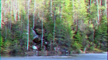 Aksaklık etkisi. Çam ormanında şelale. Video