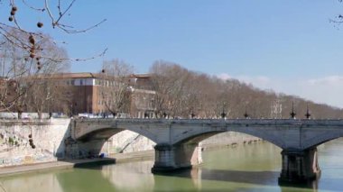 Aksaklık etkisi. Ponte Mazzini, Roma, İtalya. Video. UltraHD (4k)