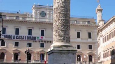 Aksaklık etkisi. Colonna di Marco Aurelio. Piazza Colonna, Rome, İtalya - 18 Şubat 2015: Marcus Aurelius yönetimi savaşları anısına dikilmiş. 29.6 m. Video yüksekliği. UltraHD (4k)