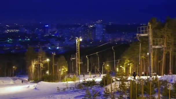 Aksaklık Etkisi Kentin Arka Planında Kayak Pisti Gece Rusya Ekaterinburg — Stok video