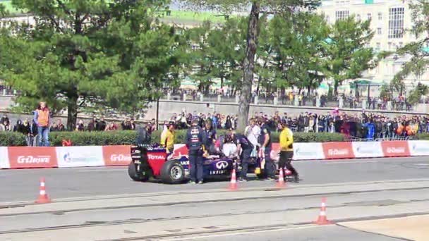 Ekaterinburg Ryssland Juli 2014 Enhet Show Rider Klättrar Formel Bil — Stockvideo