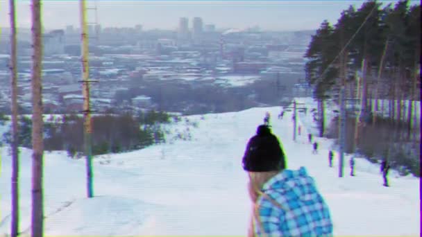 Glitch Effect Girl Goes Sonuborde Mountain Russia Video Ultrahd — Stock Video