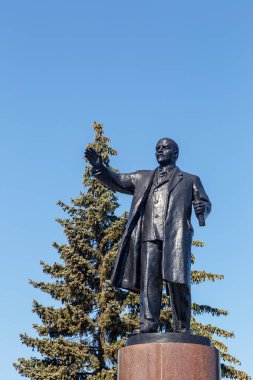 Rusya, Omsk - 17 Temmuz 2018: Lenin anıt s üzerinde monte edilmiş
