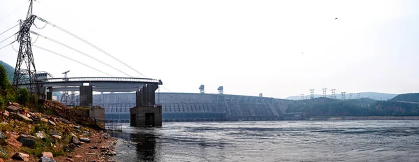 Krasnojarsk vattenkraftverk vid floden Jenisej. Ru — Stockfoto