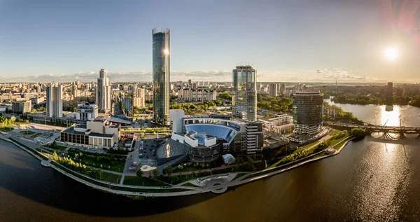 El centro de la ciudad de Ekaterinburg, Rascacielos detrás del cupón de la ciudad — Foto de Stock