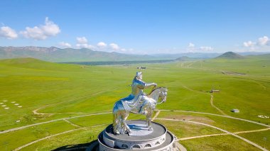 Atlı heykeli cengiz Khan'ın güneşli havalarda. Moğolistan, Ulaanbaatar, dron üzerinden 