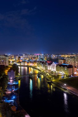 Kaliningrad Merkezi gece manzarası. Jubilee Köprüsü, Balık VI