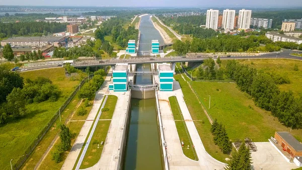 Frakt gateway Novosibirsk hydro-electric kraftverket vid floden Ob, från Dron — Stockfoto