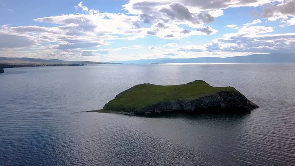 Volo su terra e acqua. Russia, Baikal, Baia Piccolo Mare. Isola Kharantsy. Vicino all'isola di Olkhon, dal drone — Foto Stock