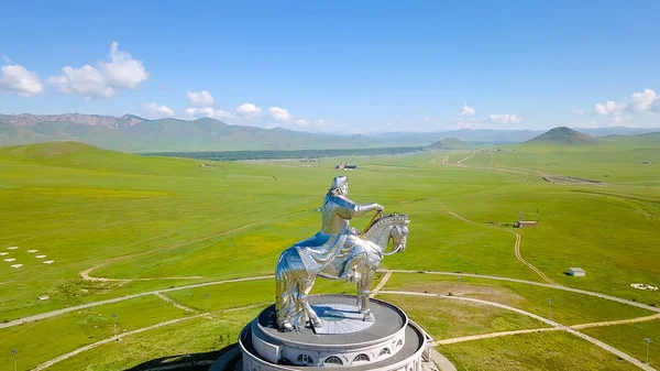 Estatua ecuestre de Genghis Khan en tiempo soleado. Mongolia, Ulan Bator, Desde el dron — Foto de Stock