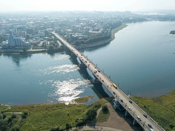 Glazkovsky överbryggar över floden Angara i den staden i Irkutsk — Stockfoto