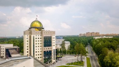 Yeni ana bina Novosibirsk State University. Novosibirsk, Rusya Federasyonu. Akademgorodok, Dron üzerinden 