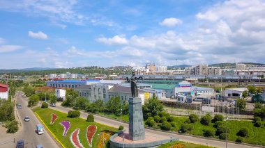 Rusya, Ulan-Ude-03 Ağustos 2018: Konuksever Buryatia. Anıt heykel. Drone üzerinden Selenge Nehri'nin kıyısında yüklü 