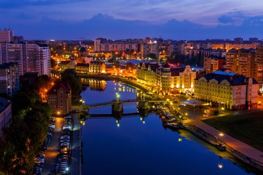 Kaliningrad sabahın erken saatlerinde. Nehir Pregolya, çıkabilir 