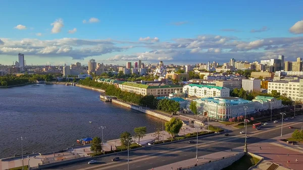 俄罗斯, 叶卡捷琳堡-2018年6月7日: 叶卡捷琳堡城市池塘全景。城市的历史部分全景, 从德龙 — 图库照片