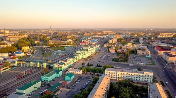 Russia, Omsk - July 16, 2018: Panorama of the city at sunset. The central railway station of the city of Omsk., From Dron — Stock Photo, Image