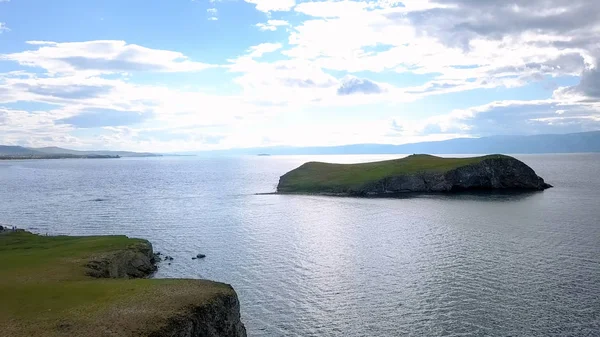 Політ над землі та води. Росія, Байкалу, Bay стрілецької моря. Острів Kharantsy. Поблизу Olkhon Island, від Drone — стокове фото