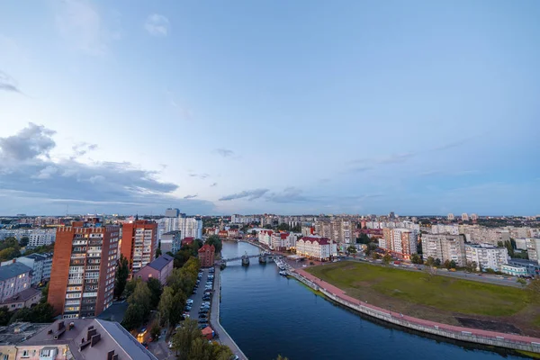 Abend Kaliningrad. Fluss Pregolya, Damm der Fischvill — Stockfoto