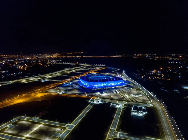 Rússia, Kaliningrado - 20 de setembro de 2018: Vista aérea noturna do estádio "Kaliningrado" construído em 2018 especificamente para os jogos da Copa do Mundo de 2018 — Fotografia de Stock