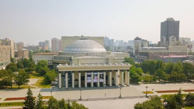 Rusya, Novosibirsk - 19 Temmuz 2018: Novosibirsk Devlet Akademik Tiyatrosu Opera ve Balesi, Dron üzerinden 