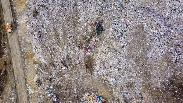 拖拉机将垃圾填埋在俄罗斯叶卡捷琳堡市附近的垃圾场, 从无人机, 头部过射 — 图库照片