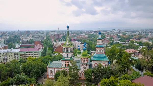 Rusia, Irkutsk - 26 de julio de 2018: Iglesia de la Santa Cruz, Iglesia Ortodoxa, Iglesia Protestante, Desde Dron — Foto de Stock