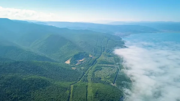 雲の上飛ぶ。バイカル湖沿岸。ロシアの無人機 — ストック写真