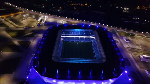 Rússia, Kaliningrado - 20 de setembro de 2018: Estádio noturno aéreo Kaliningrado - estádio de futebol em Kaliningrado, construído em 2018 para os jogos da Copa do Mundo FIFA de 2018, From Drone — Fotografia de Stock