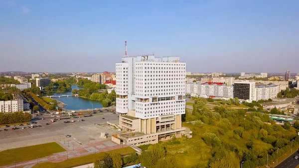 Russia, Kaliningrad - September 21, 2018: The central part of the city of Kaliningrad, the unfinished building House of Soviets in the city of constructivism of the USSR times, From Drone — Stock Photo, Image