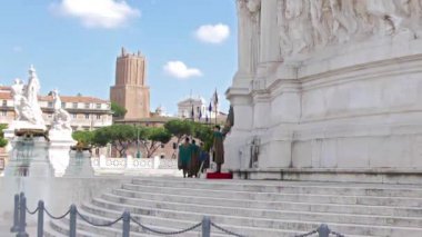 Aksaklık etkisi. Vittorio Emmanuel Anıtı 'nda onur muhafızları. Roma, Italya-20 Şubat 2015:1861 yılından bu yana Birleşik Italya yeni zaman ilk kralı. Video. UltraHD (4k)