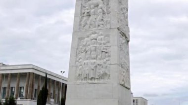 Aksaklık etkisi. Obelisco di Marconi. Piazza Guglielmo Marconi. EUR bölgesi. Roma, Italya-22 Şubat 2015:45 m yüksek, 1959 yılında inşa edilmiştir. Video. UltraHD (4k)