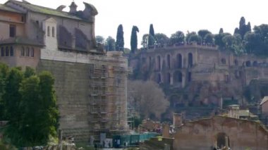 Aksaklık etkisi. Roma Forumu ve Palatine tepesi. Roma, Italya. Video. UltraHD (4k)