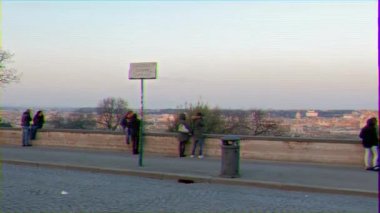 Aksaklık etkisi. Piazza Garibaldi 'deki insanlar. Roma, Italya-19 Şubat 2015: Roma-Gianicolo (Ganicolo) tepelerinin en üst kısmında yer almaktadır. Video. UltraHD (4k)