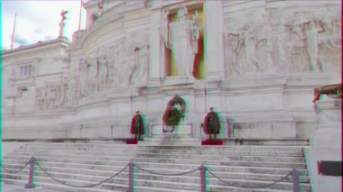 Aksaklık etkisi. Vittorio Emmanuel Anıtı 'nda onur muhafızları. Roma, Italya-20 Şubat 2015:1861 yılından bu yana Birleşik Italya yeni zaman ilk kralı. Video. UltraHD (4k)
