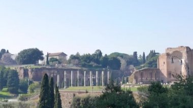Aksaklık etkisi. Palatine tepesi ve Colosseum. Roma, Italya. Video. UltraHD (4k)